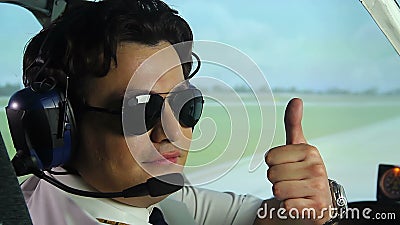 Männlicher Pilot, der seins Arbeit, sitzend im Cockpit des Passagierflugzeugs genießt und zeigen Daumen stock video Männlicher Pilot, der seins Arbeit, sitzend im Cockpit des Passagierflugzeugs genießt und zeigen Daumen stock video