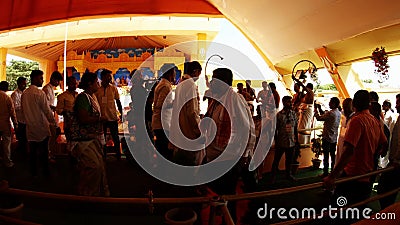 Músicos jogam em instrumentos tradicionais tambores e trompetes pessoas se movem na frente de um evento público hindu vídeos de arquivo Músicos jogam em instrumentos tradicionais tambores e trompetes pessoas se movem na frente de um evento público hindu vídeos de arquivo