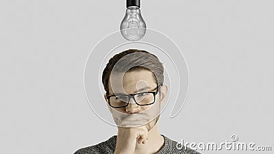 Mądra kreatywnie mężczyzna myśl dostaje pomysł który zaświeca up symboliczną lampę nad jego głową na białym tle, zdjęcie wideo Mądra kreatywnie mężczyzna myśl dostaje pomysł który zaświeca up symboliczną lampę nad jego głową na białym tle, zdjęcie wideo