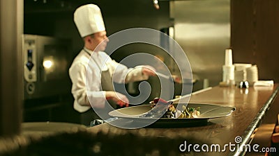 Męski szef kuchni Gotuje Flambe w Restauracyjnej kuchni Męski szef kuchni Gotuje Flambe w Restauracyjnej kuchni