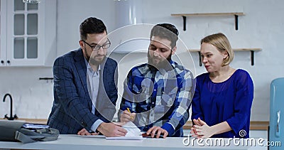 Męża podpisywania własności kontrakt z jego żoną zdjęcie wideo Męża podpisywania własności kontrakt z jego żoną zdjęcie wideo