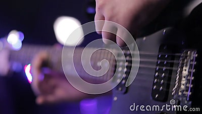 Mężczyzna bawić się basową gitarę, koncert Mężczyzna bawić się basową gitarę, koncert