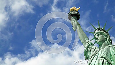 Naadloze lijn - Standbeeld van vrijheids blauwe hemel met het bewegen van wolken, HD-video stock footage Naadloze lijn - Standbeeld van vrijheids blauwe hemel met het bewegen van wolken, HD-video stock footage