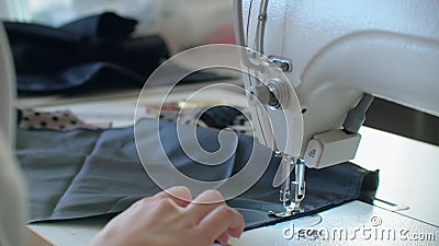 Naald naaimachine in beweging Sluiten van de naald van de naaimachine beweegt snel omhoog en omlaag De achterste naad is zwart stock footage Naald naaimachine in beweging Sluiten van de naald van de naaimachine beweegt snel omhoog en omlaag De achterste naad is zwart stock footage