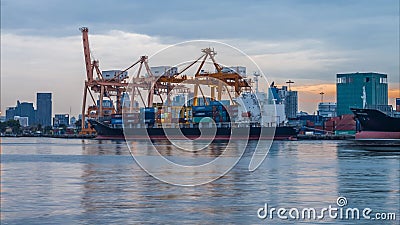 Nacht aan dag van de vrachtschip van de Containerlading met werkende kraanbrug in scheepswerf stock footage Nacht aan dag van de vrachtschip van de Containerlading met werkende kraanbrug in scheepswerf stock footage