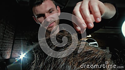Nahaufnahme auf die Frisur von Männern in einem Friseursalon mit professioneller Beschnitter Haarschnitt des Menschen im Friseurs stock video Nahaufnahme auf die Frisur von Männern in einem Friseursalon mit professioneller Beschnitter Haarschnitt des Menschen im Friseurs stock video