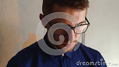 Nahaufnahme der Reflexionen in der Brille des Menschen Junge, kaukasische Freiberufler, die mit stock footage Nahaufnahme der Reflexionen in der Brille des Menschen Junge, kaukasische Freiberufler, die mit stock footage
