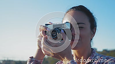 Nahaufnahme, schöne Frau fotografiert auf Retro-Kamera auf der Brücke stock video footage Nahaufnahme, schöne Frau fotografiert auf Retro-Kamera auf der Brücke stock video footage