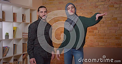 Nahaufnahmetrieb der jungen attraktiven arabischen Paarhausplanung und -c$vereinbarens in einer eben gekauften Wohnung zuhause stock video Nahaufnahmetrieb der jungen attraktiven arabischen Paarhausplanung und -c$vereinbarens in einer eben gekauften Wohnung zuhause stock video
