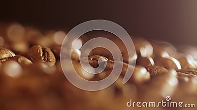 Nahes hohes des Kaffees Ideal zum Frühstück Ideal zum Frühstück Dunkle drehende Kaffeebohnen und fallende Kaffeebohnen Halb-undeu stock video Nahes hohes des Kaffees Ideal zum Frühstück Ideal zum Frühstück Dunkle drehende Kaffeebohnen und fallende Kaffeebohnen Halb-undeu stock video