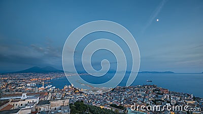 Napoli, Italia Paesaggio urbano dell'orizzonte di vista superiore nell'anche illuminazione Mar Tirreno e paesaggio con Volcano Mo stock footage Napoli, Italia Paesaggio urbano dell'orizzonte di vista superiore nell'anche illuminazione Mar Tirreno e paesaggio con Volcano Mo stock footage