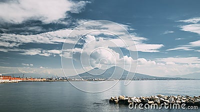Napoli, Italia Volcano From Area Of Santa Lucia In Naples Paesaggio con il Vesuvio e mar Tirreno di estate video d archivio Napoli, Italia Volcano From Area Of Santa Lucia In Naples Paesaggio con il Vesuvio e mar Tirreno di estate video d archivio
