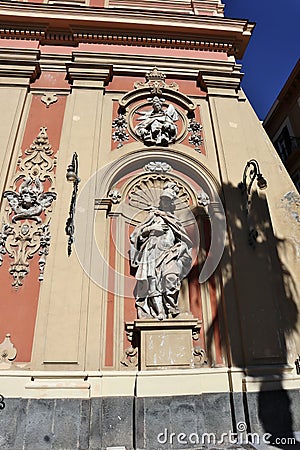 Napoli - Statua destra sulla facciata della Chiesa di Santa Teresa a Chiaia Stock Photo