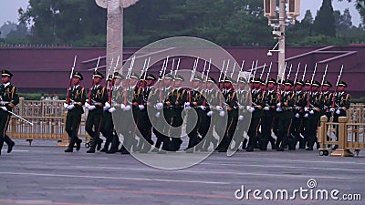 Nationale vlagwacht van eer in Tiananmen-vierkant bij het vallen van de avond HD Nationale vlagwacht van eer in Tiananmen-vierkant bij het vallen van de avond HD