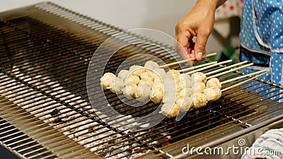 Nationales asiatisches Straßenlebensmittel im Jomtien-Nachtmarkt Grill auf einem Stock Pattaya, Thailand stock footage Nationales asiatisches Straßenlebensmittel im Jomtien-Nachtmarkt Grill auf einem Stock Pattaya, Thailand stock footage