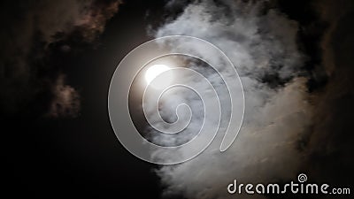 Natthimmel med den glänsande fullmånen bak att flytta dramatiska moln Tid schackningsperiod arkivfilmer Natthimmel med den glänsande fullmånen bak att flytta dramatiska moln Tid schackningsperiod arkivfilmer