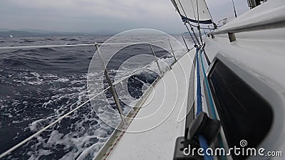 navigation Yacht d'emballage en mer Méditerranée Mode de vie de luxe Rangées des yachts de luxe au dock de marina clips vidéos navigation Yacht d'emballage en mer Méditerranée Mode de vie de luxe Rangées des yachts de luxe au dock de marina clips vidéos