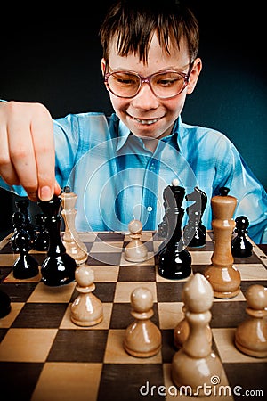 nerd-play-chess-11786880.jpg