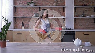 Nettoyage gai de Chambre, joyeuse femelle de femme de charge avec des jeux de balai comme la guitare pendant les travaux du ménag banque de vidéos Nettoyage gai de Chambre, joyeuse femelle de femme de charge avec des jeux de balai comme la guitare pendant les travaux du ménag banque de vidéos