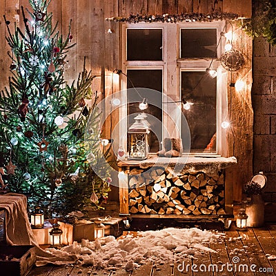New year night table decoration with candles and antique decorations on the background of lights and Christmas tree Stock Photo