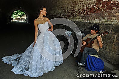 NEW YORK - June 13: Model Kalyn Hemphill poses with street musician Editorial Stock Photo