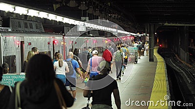 New York, NY, USA. Hauptbahnhof. Viele Menschen gehen zum abfahrenden Zug New York, NY, USA. Hauptbahnhof. Viele Menschen gehen zum abfahrenden Zug