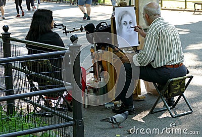 NEW YORK, UNITED STATES - AUGUST 25TH, 2016: An artist sketches a woman in Central Park on a summer day Editorial Stock Photo