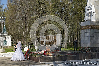 Newlyweds laying flowers at the monument of Glory Editorial Stock Photo