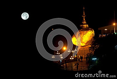 Night scene Kyaikhtiyo Pagoda in full Moon night. Stock Photo