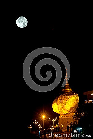 Night scene Kyaikhtiyo Pagoda in full Moon night. Stock Photo