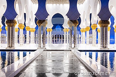 Nightshot of the Sheik Zhayed mosque colonnade Stock Photo