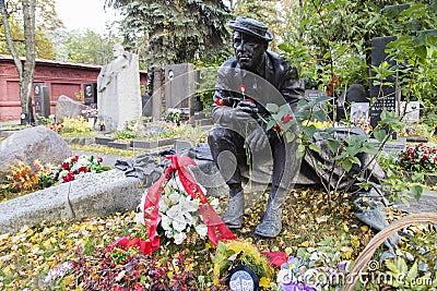 Nikku Lin tomb in novodevichy cemetery ,moscow Editorial Stock Photo