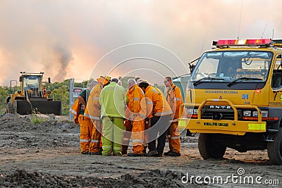 NINGI, AUSTRALIA - NOVEMBER 9 : Firefighter crew dicussing approaches to fire front of bush fire November 9, 2013 in Ningi Editorial Stock Photo