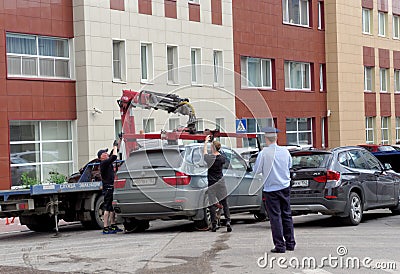 Nizhny Novgorod, Russia. - July 14.2016. The municipal tow truck evacuates wrong parked car in the Maxim Gorky street 117 Editorial Stock Photo