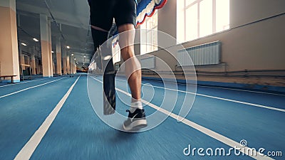 Nizhny Novgorod, Russie - VERS en novembre 2018 : Voie de gymnase et un athlète avec une jambe prosthétique fonctionnant le long clips vidéos Nizhny Novgorod, Russie - VERS en novembre 2018 : Voie de gymnase et un athlète avec une jambe prosthétique fonctionnant le long clips vidéos