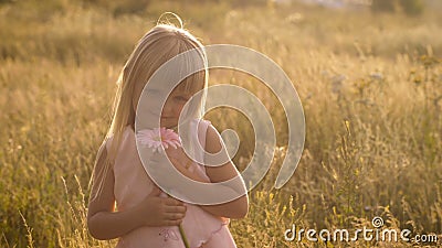 Niña con una flor en la naturaleza Niña con una flor en la naturaleza