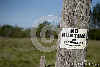 No hunting sign on post Stock Photo