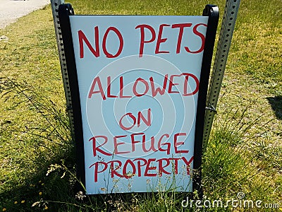 no pets allowed on refuge property sign Stock Photo