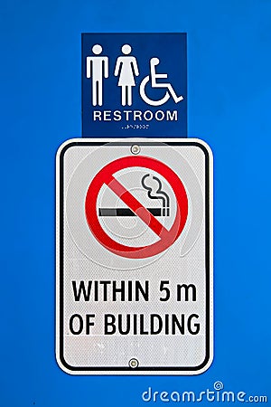 A no smoking within 5m of building sign at a reststop washroom Stock Photo