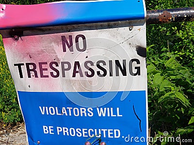 No trespassing violators will be prosecuted sign on a gate Stock Photo