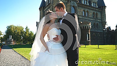 Noivos sofisticados que beijam perto do castelo Pares do casamento que andam no castelo o mais velho filme Noivos sofisticados que beijam perto do castelo Pares do casamento que andam no castelo o mais velho filme