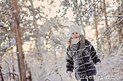 愉快的儿童女孩在冬天多雪的森林里 库存照片