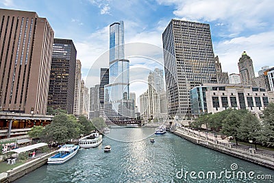Northern Chicago River Riverwalk on North Branch Chicago River i Editorial Stock Photo