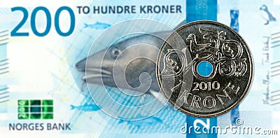 1 norwegian coin against new 200 norwegian krone bank note Stock Photo