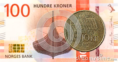 10 norwegian coin against new 100 norwegian krone bank note Stock Photo