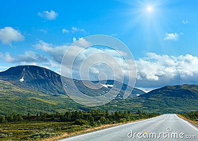 Norwegian sunshiny summer road near Dombas, Norge Stock Photo