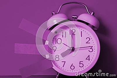 Note paper sticky and vintage alarm clock on table with copy space for add text notice something, list memo and schedule concept Stock Photo