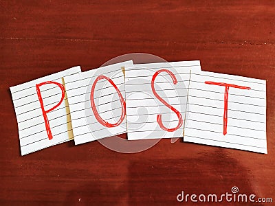 A note writing, caption, inscription Post reminder or advice on a note in wooden table Stock Photo