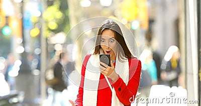 Noticias en línea de lectura chocadas de la mujer en la calle Noticias en línea de lectura chocadas de la mujer en la calle