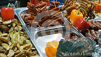 Nourriture de rue sur le compteur avec la saucisse frite, le poivre, les légumes et d'autres produits banque de vidéos Nourriture de rue sur le compteur avec la saucisse frite, le poivre, les légumes et d'autres produits banque de vidéos